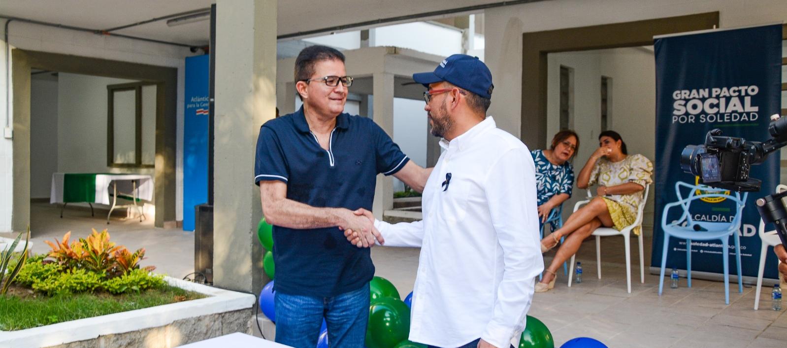 El alcalde Rodolfo Ucrós haciendo entrega de la primera fase de Uniatlántico. 