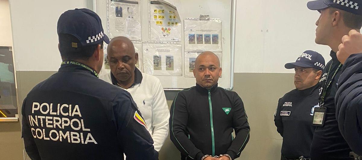 Omar Ambuila durante su proceso de extradición junto con las autoridades.