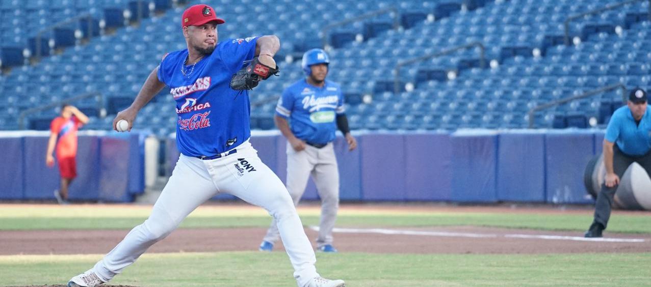 Omar Bencomo, lanzador venezolano de Caimanes, ganó el juego tras una labor de cinco entradas.