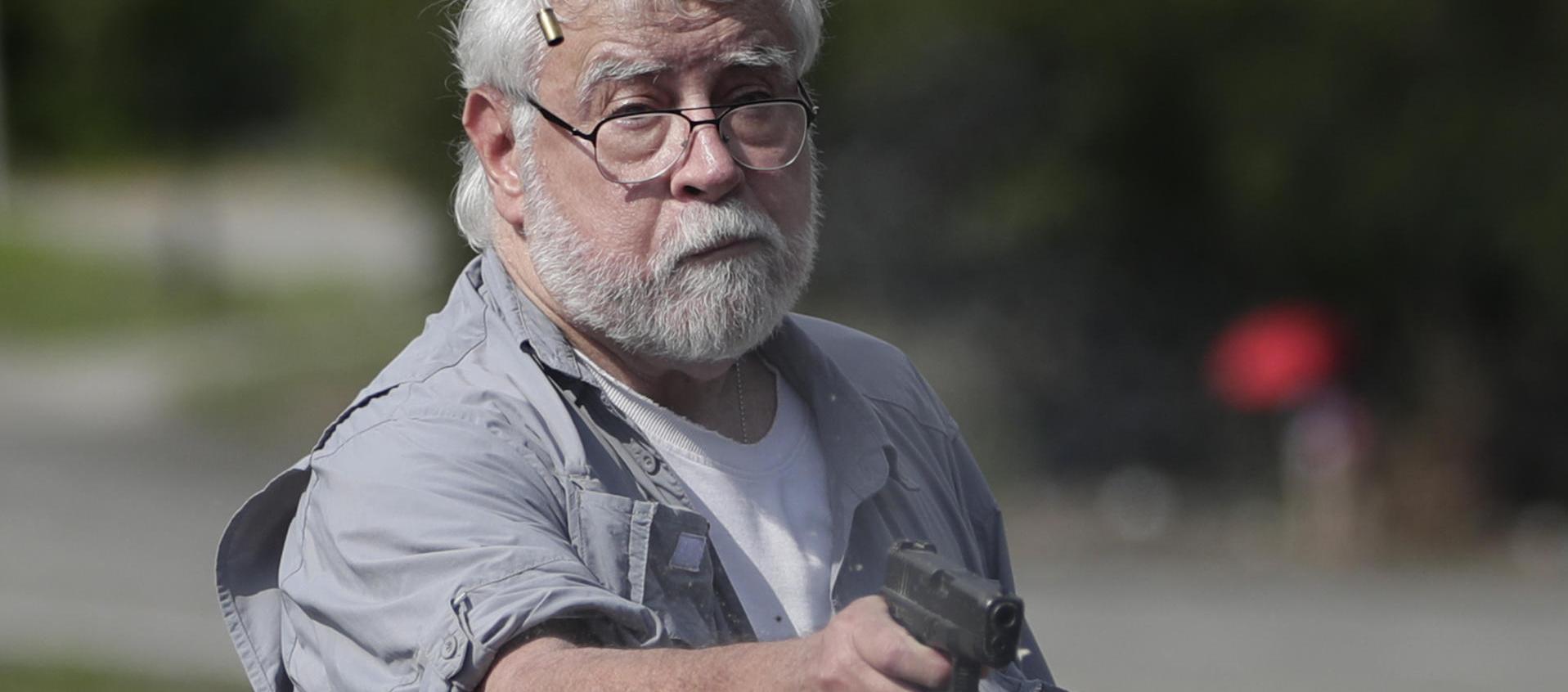Momento exacto en el que el hombre dispara en contra de los manifestantes.