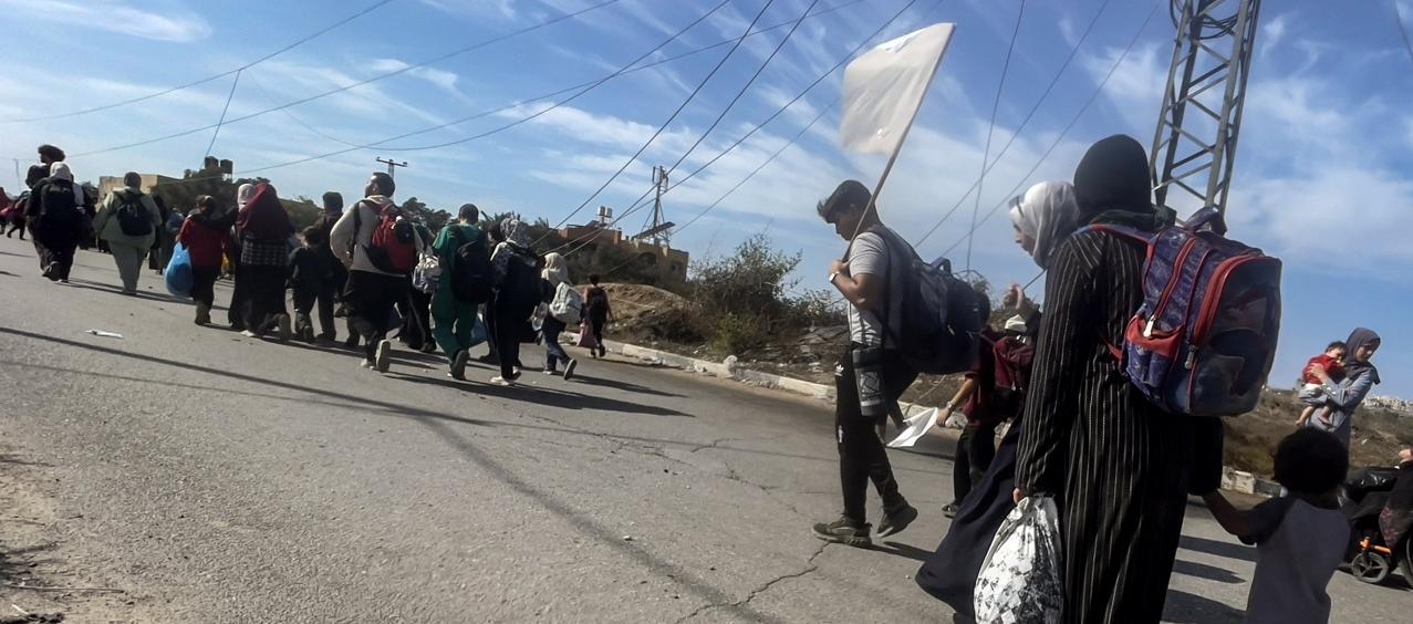 Palestinos, con una bandera blanca improvisada, parten hacia el sur de la Franja de Gaza.