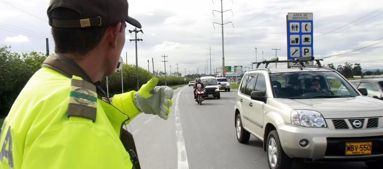 Tráfico de carretera en puente festivo.