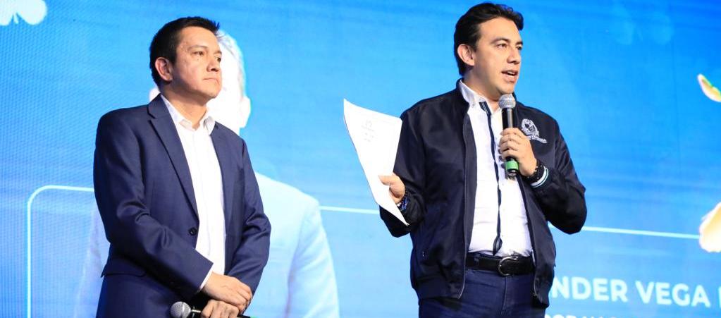 El Registrador Nacional Alexander Vega (derecha).