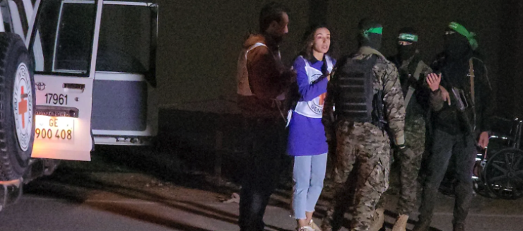 Cruz Roja durante la entrega de rehenes. 