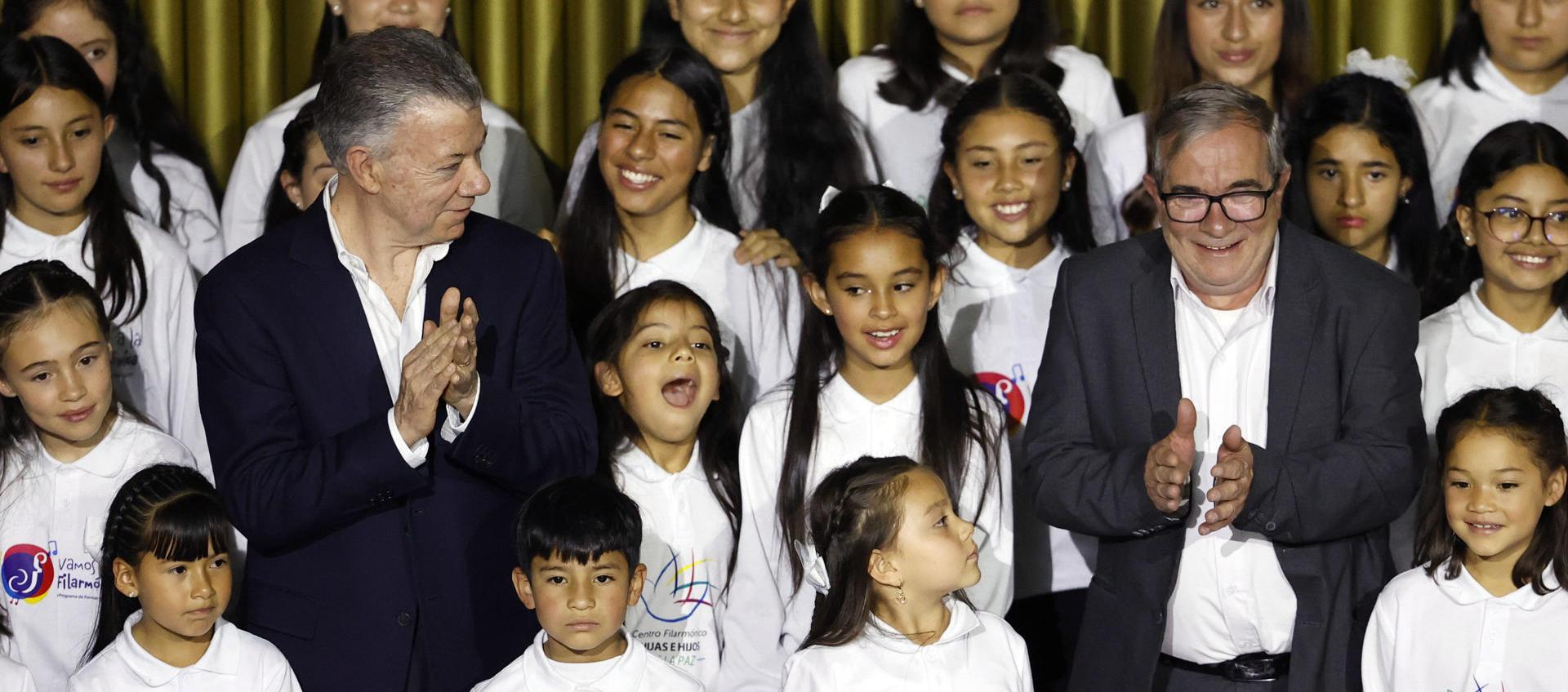 El ex Presidente Juan Manuel Santos  junto al ex comandante de las FARC, Rodrigo Londoño.
