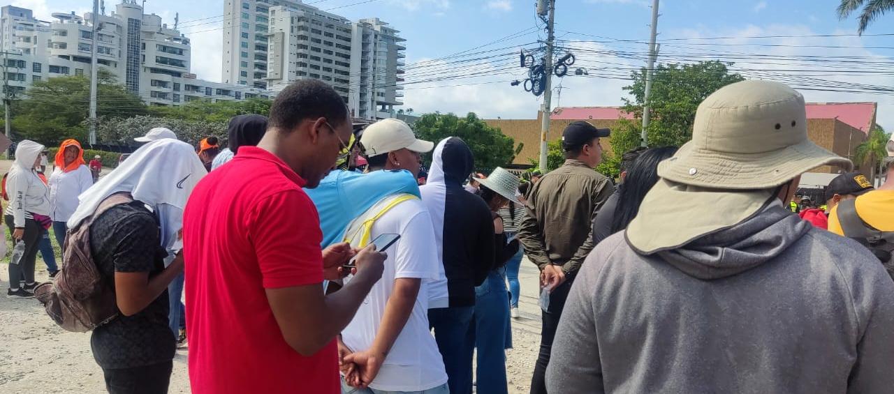 Seguidores del 'Caicedismo' en las afueras del Hotel Estelar