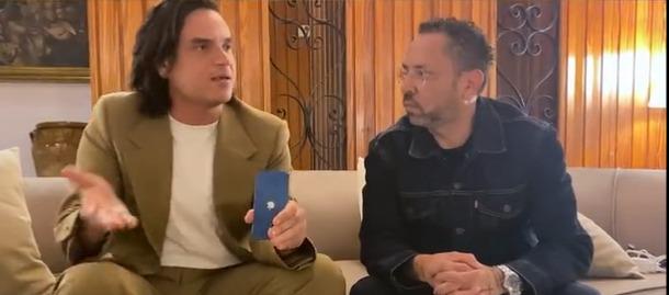 Silvestre Dangond y el periodista a Víctor Sánchez.