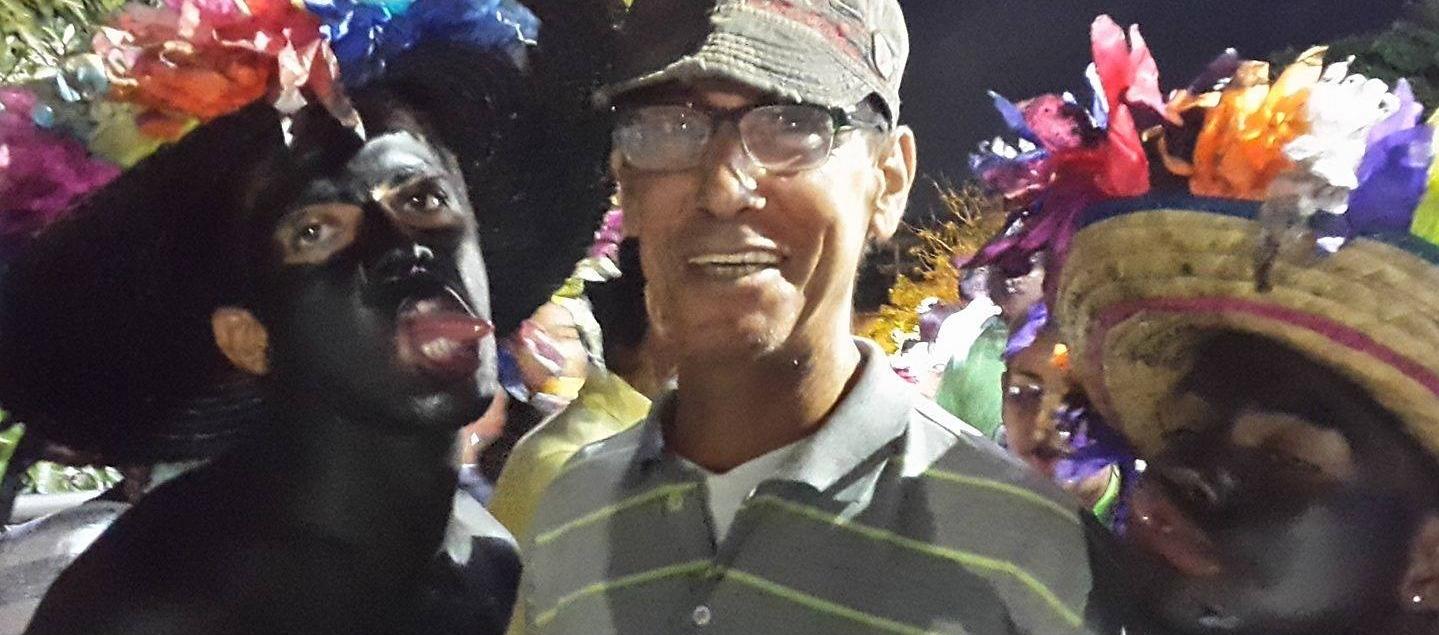 Tico Stevenson acompañado de miembros de una danza de son de negro.