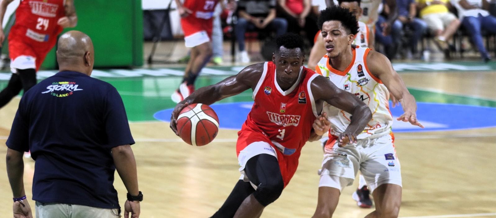 Juan Diego Tello siendo acosado por el colombiano Luis Almanza.