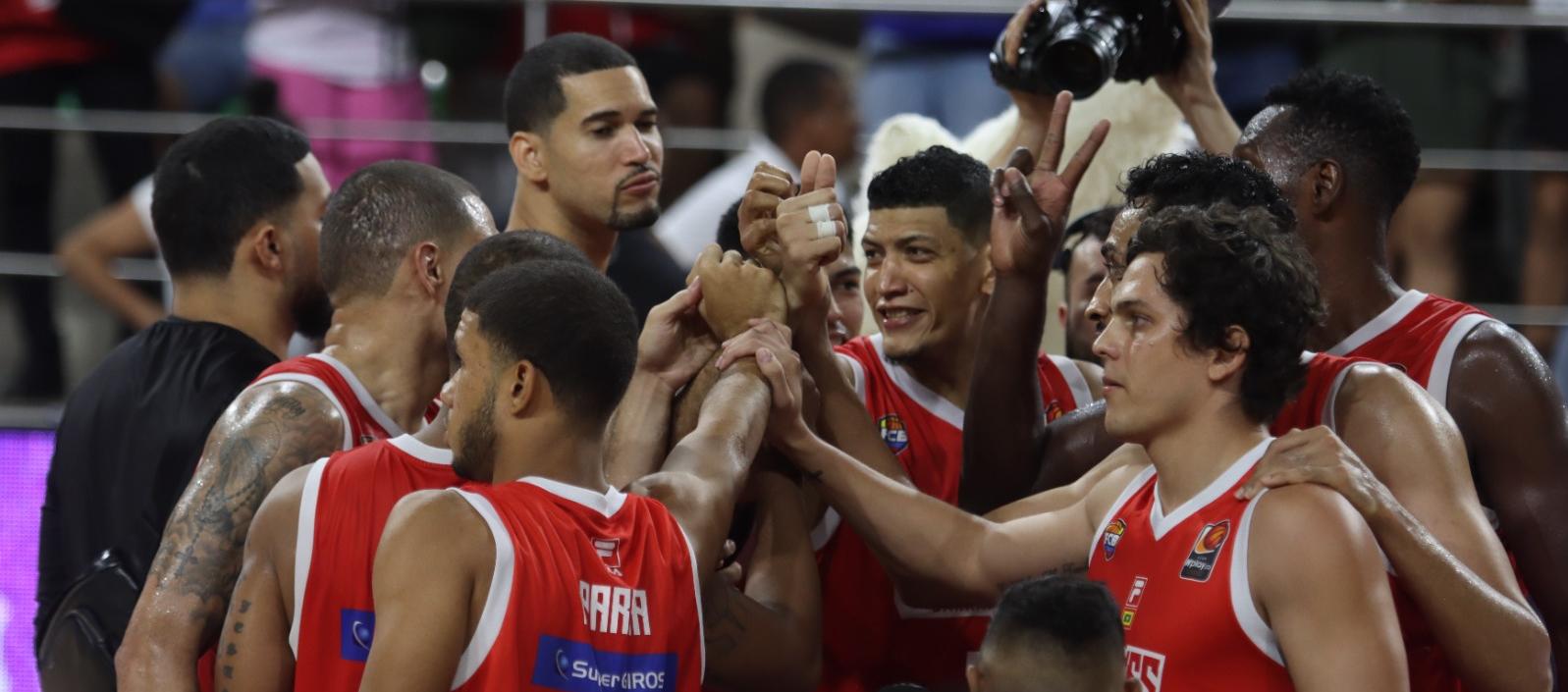 Jugadores de Titanes celebrando el triunfo en el Elías Chegwin.