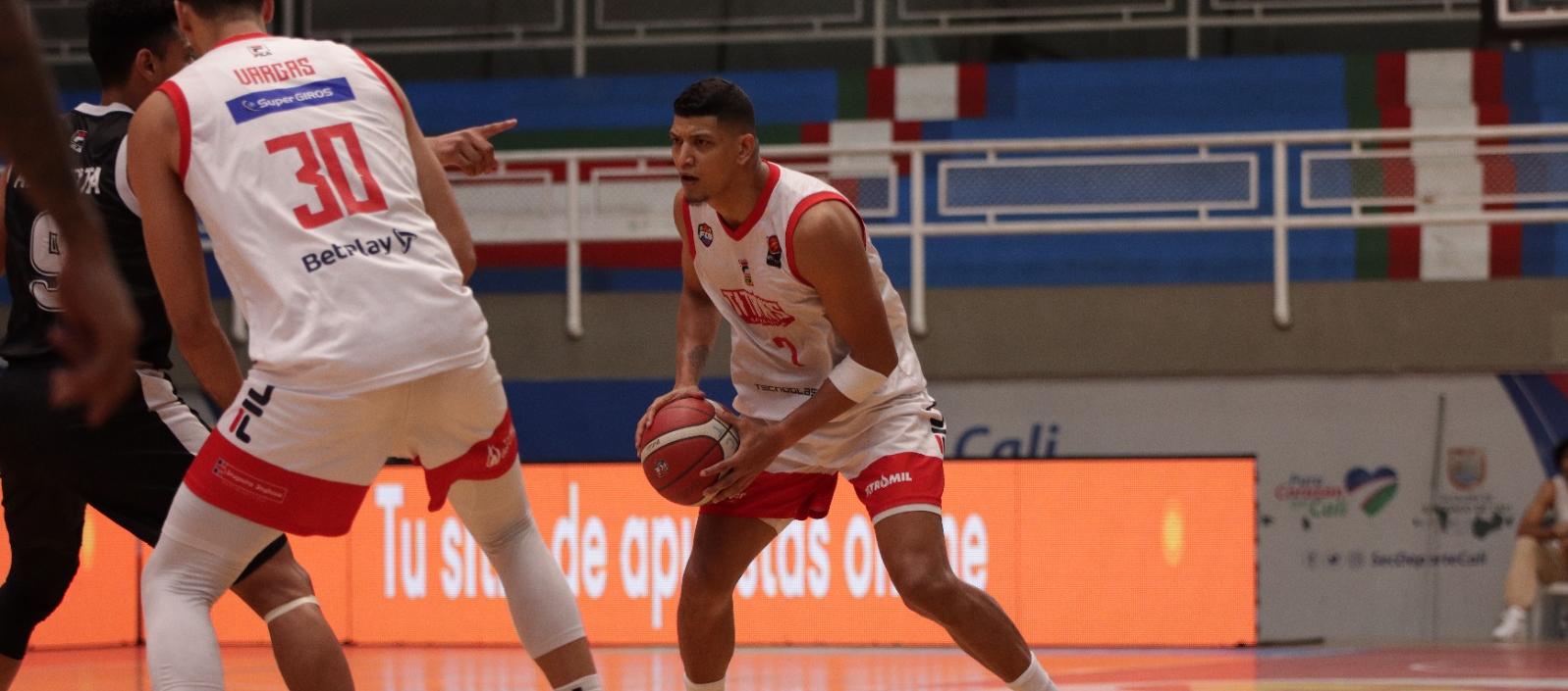  Jhornan Zamora intentando anotar para los Titanes de Barranquilla.