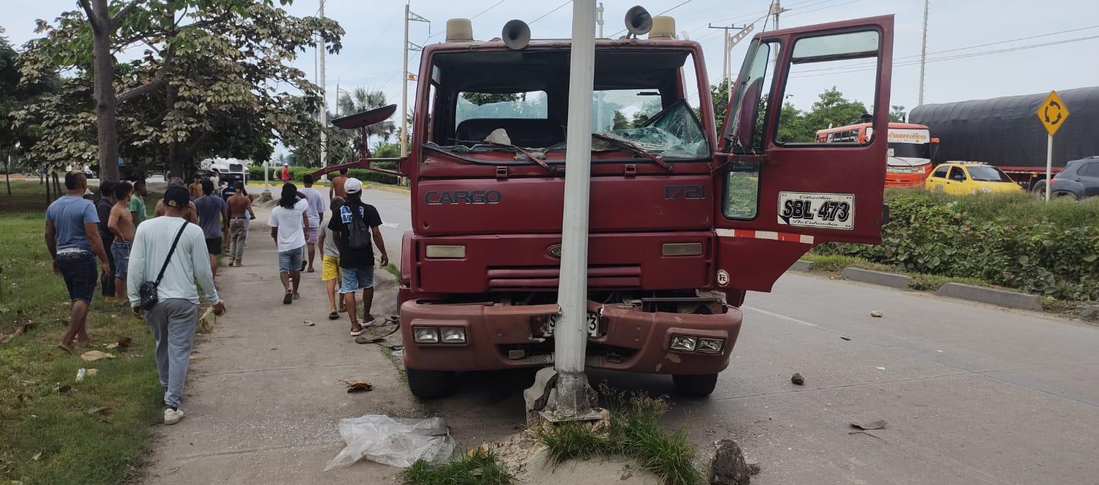 La tractomula implicada en el accidente. 