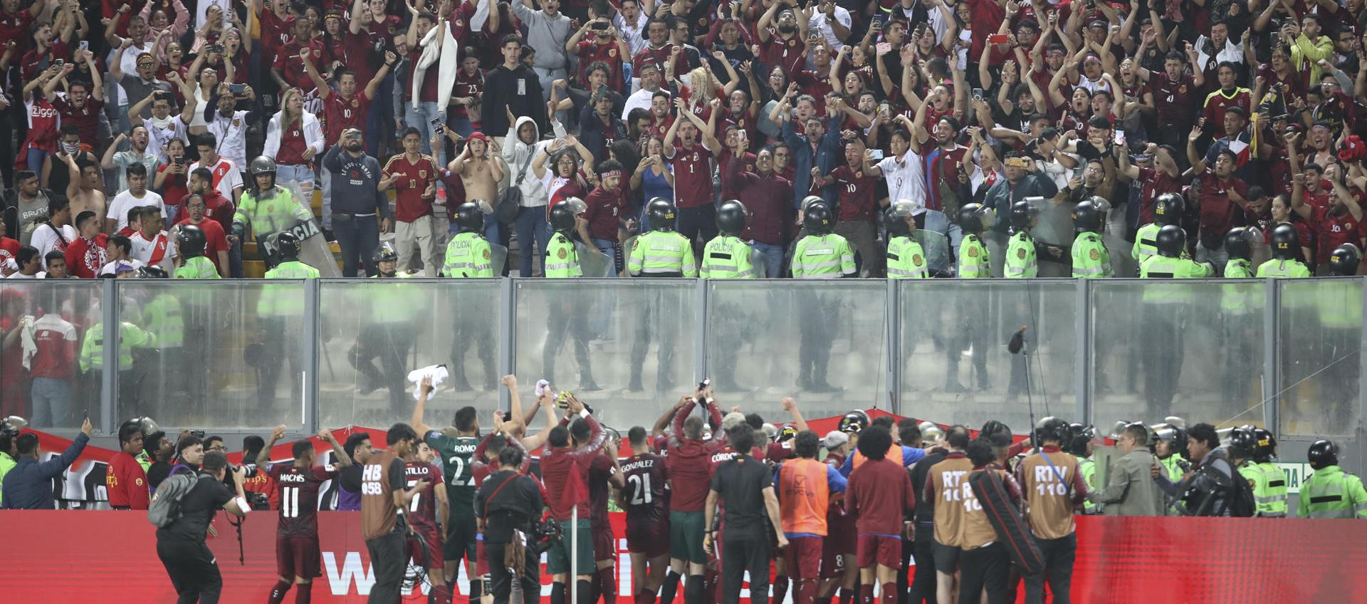 Jugadores venezolanos intentando acercarse a la afición de su país.