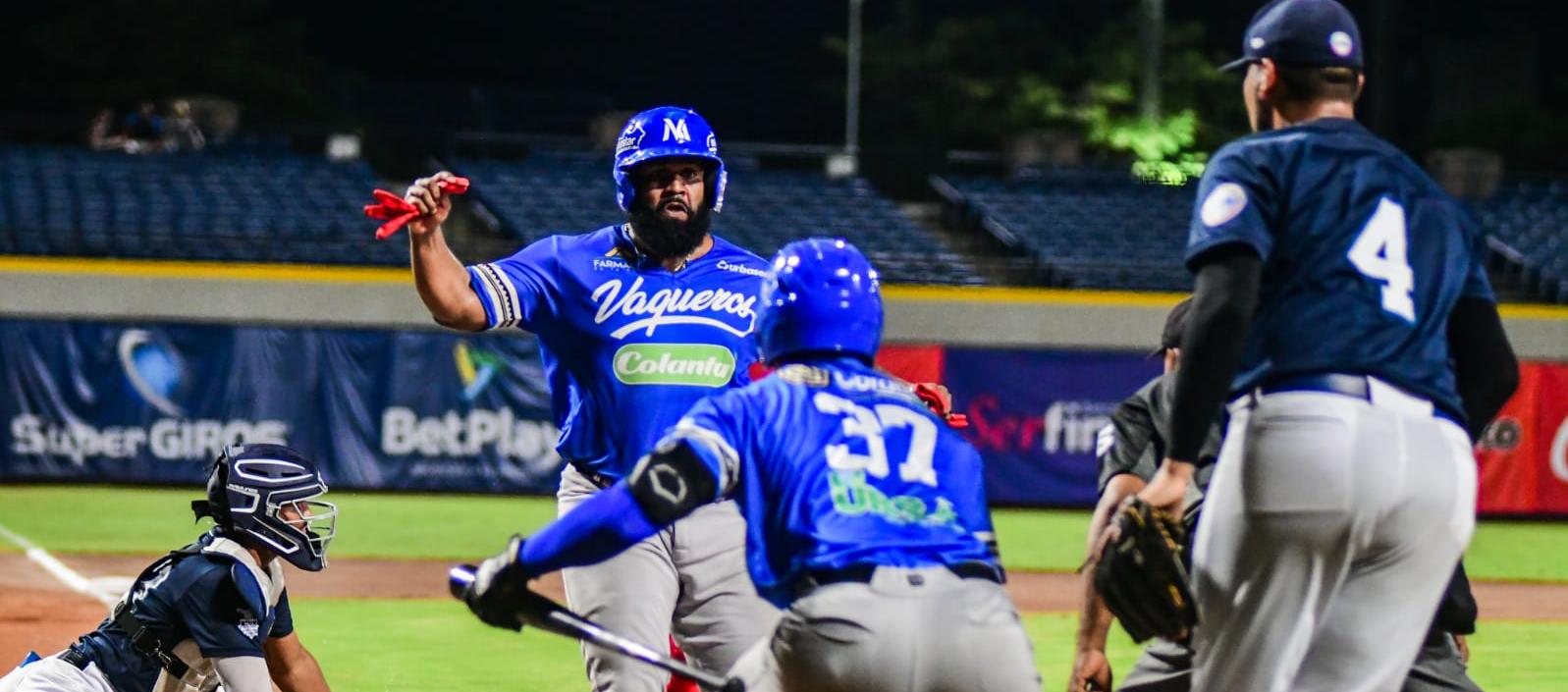 Wilfredo Giménez anota la tercera carrera de Vaqueros, en el primer inning.
