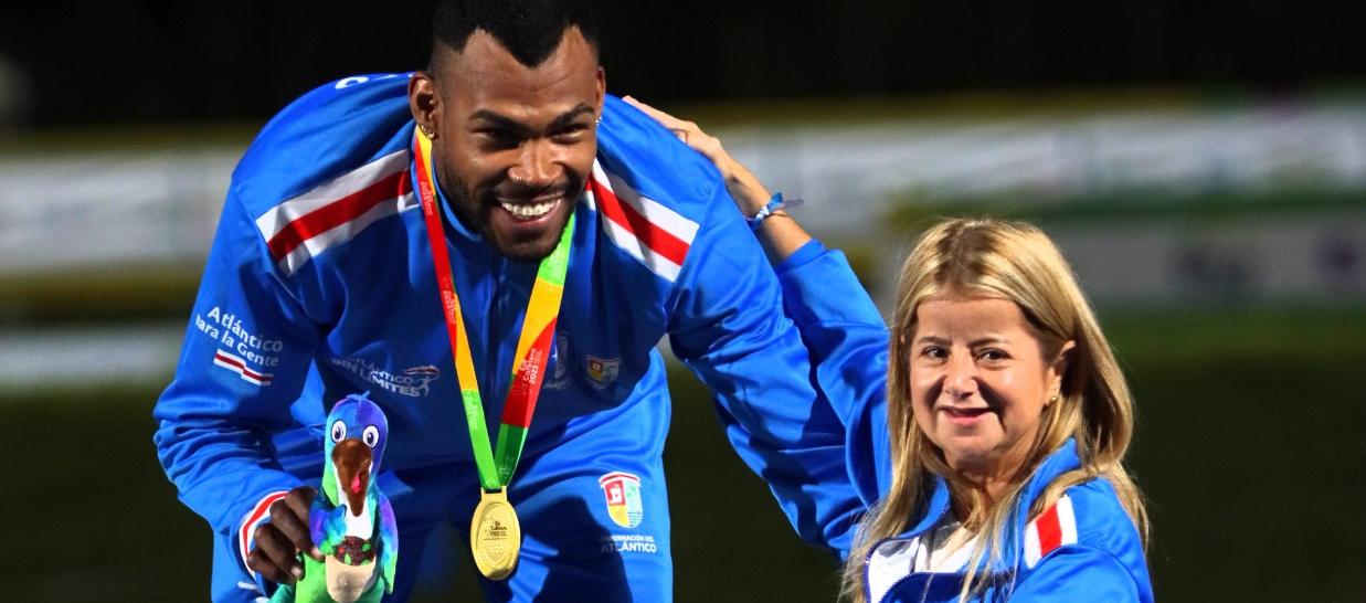 Anthony Zambrano posando con la Gobernadora Elsa Noguera.