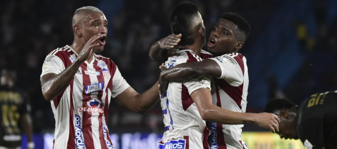 Jermein Peña, Wálmer Pacheco y Déiber Caicedo en el festejo de un gol del Junior.