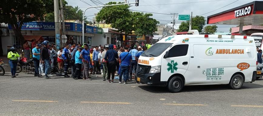 Personas rodeando el lugar del accidente.