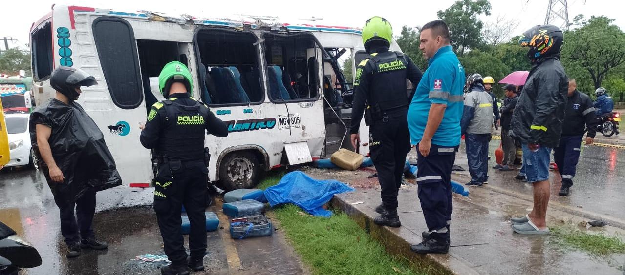 Estado en que quedó el bus volcado este domingo a la altura del Inem