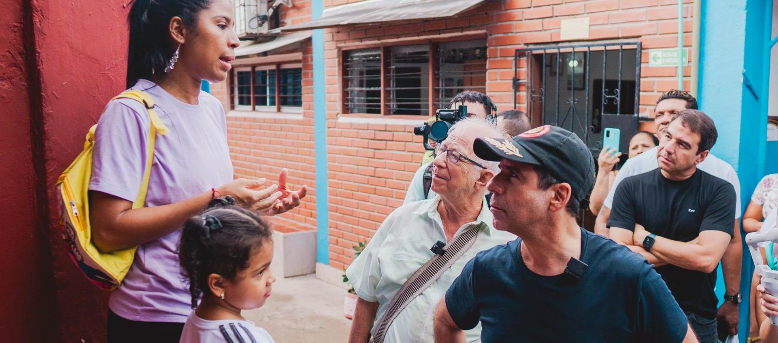 El alcalde electo Alex Char dialoga con una de las docentes del colegio Cívico 7 de abril 
