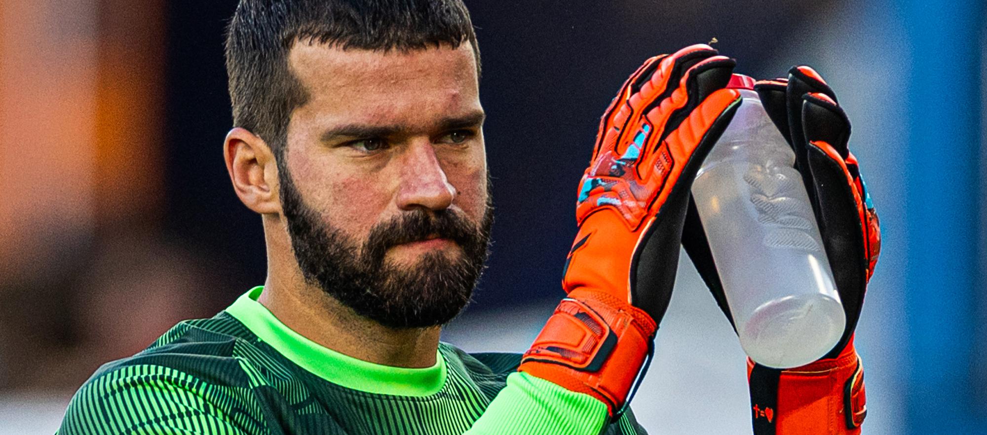 Alisson calentando antes del juego del Liverpool.