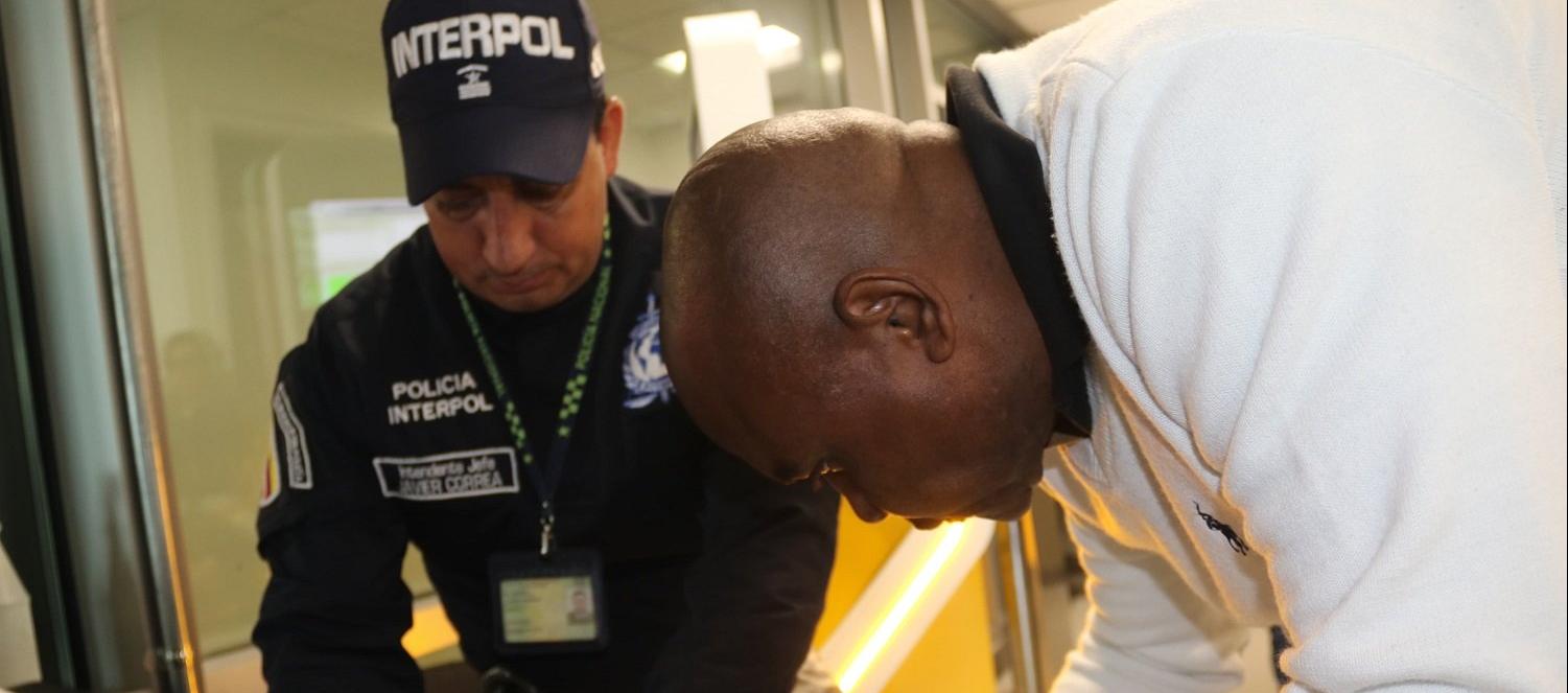 Omar Ambuila durante el trámite de extradición a los Estados Unidos.