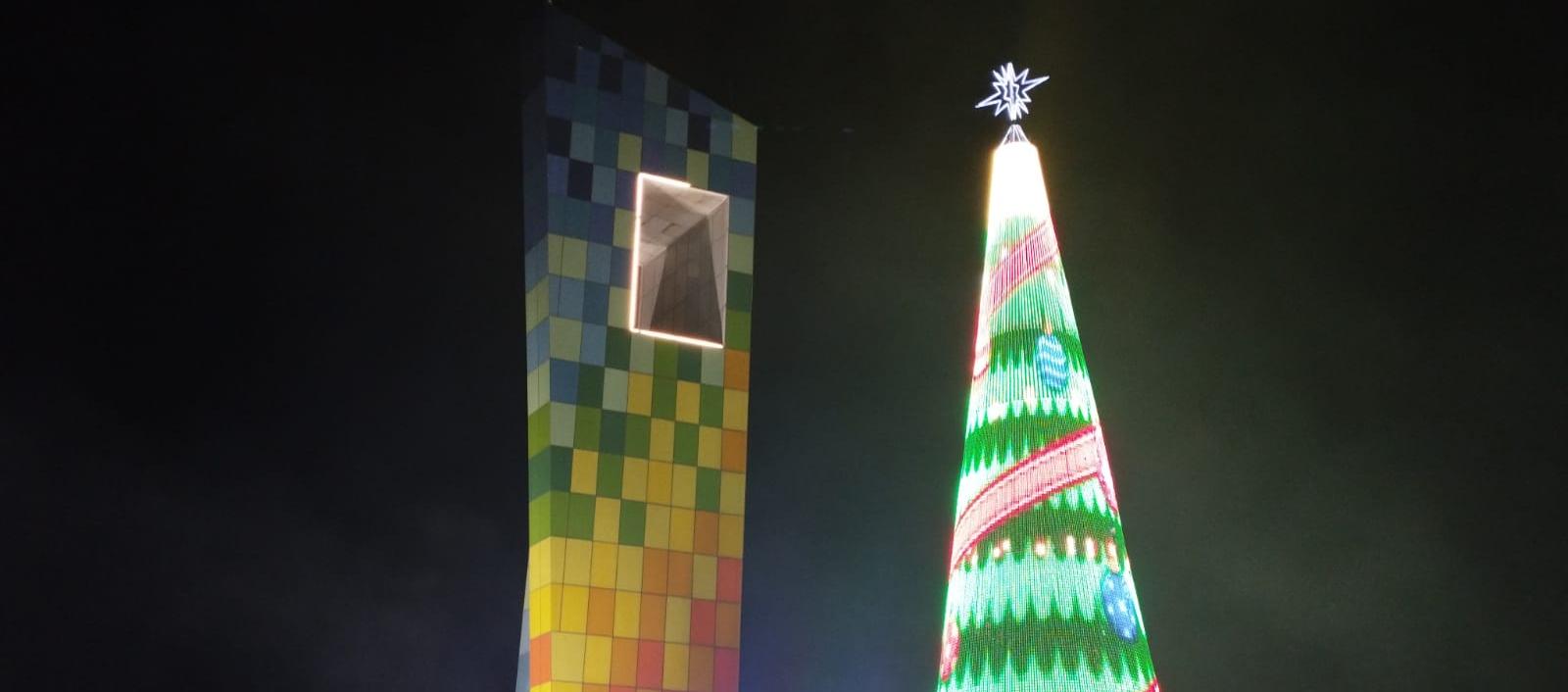 El mega árbol de Navidad junto a La Ventana al Mundo