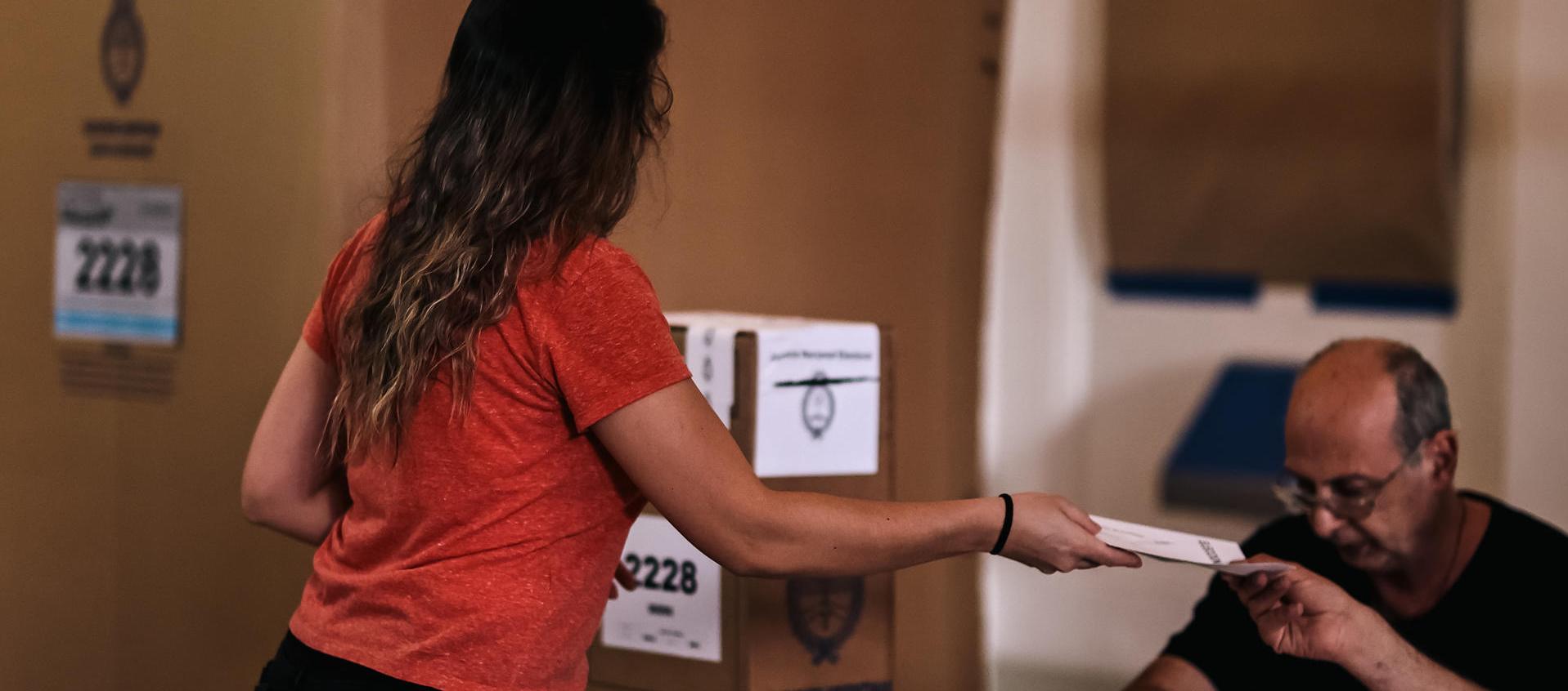 Una mujer asiste a votar en al segunda vuelta de las elecciones presidenciales este domingo en un colegio electoral, en Buenos Aires