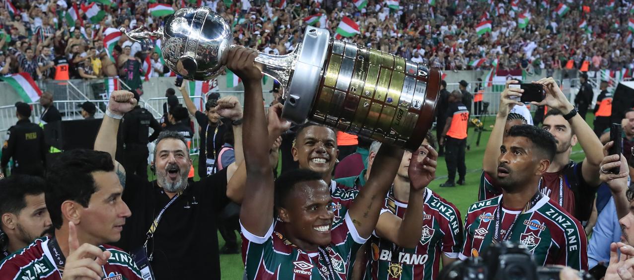 Jhon Arias con el trofeo de la Copa Libertadores ganado por su equipo. 