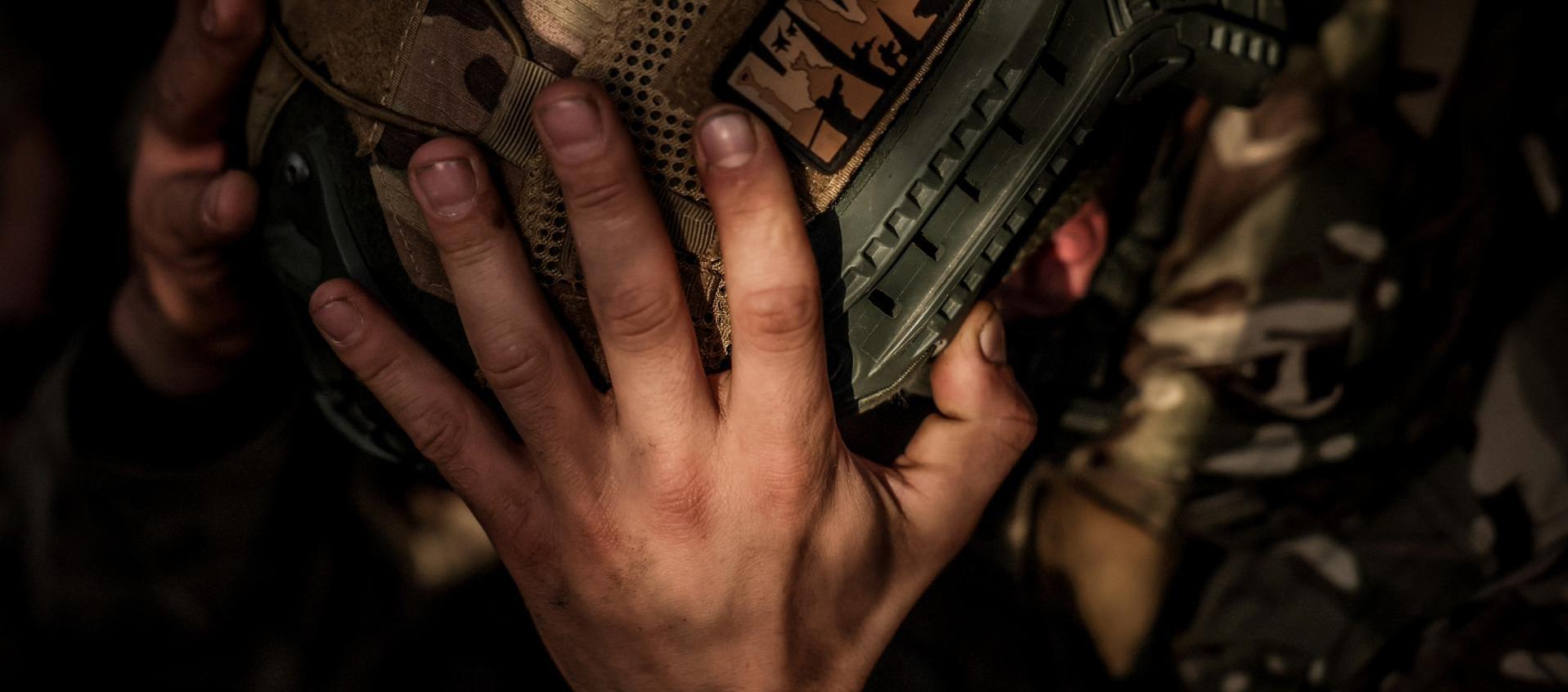 Un miembro del ejército ucraniano se protege en la ciudad de Zaporiyia en medio de ataques rusos.