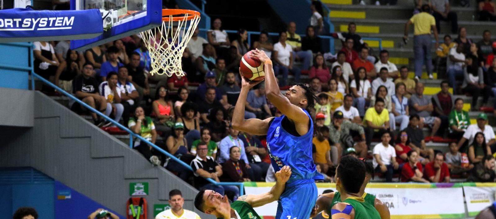 Acción del partido que Atlántico le ganó 60-44 a Meta. 