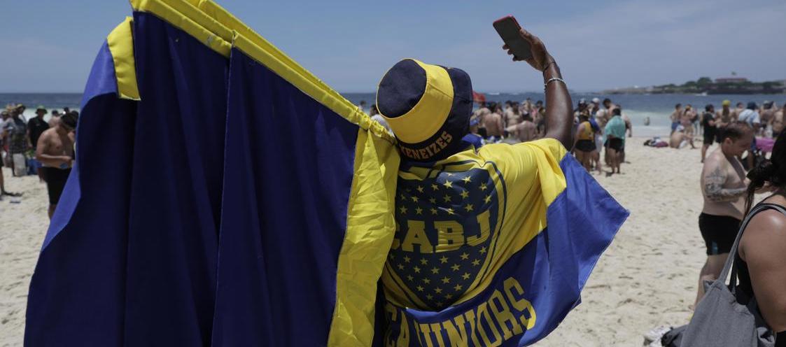 Aficionados de Boca Juniors en la playa de Copacabana. 