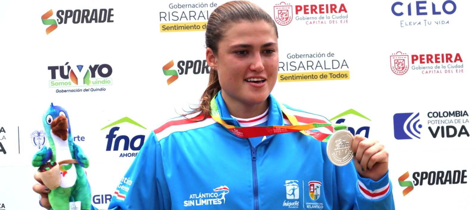 Gabriela Bolle en el podio con su medalla de plata. 