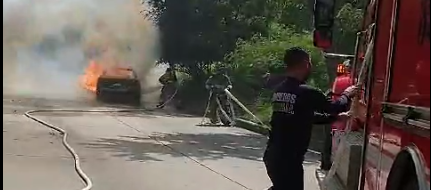 Momento exacto en el que el carro es consumido por las llamas.