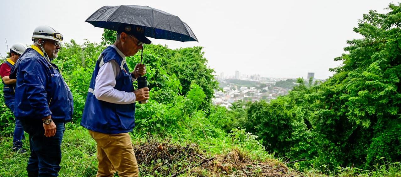 Fernando Abello, director de la Oficina Asesora para la Gestión del Riesgo de Desastres, junto con el Alcalde William Dau.