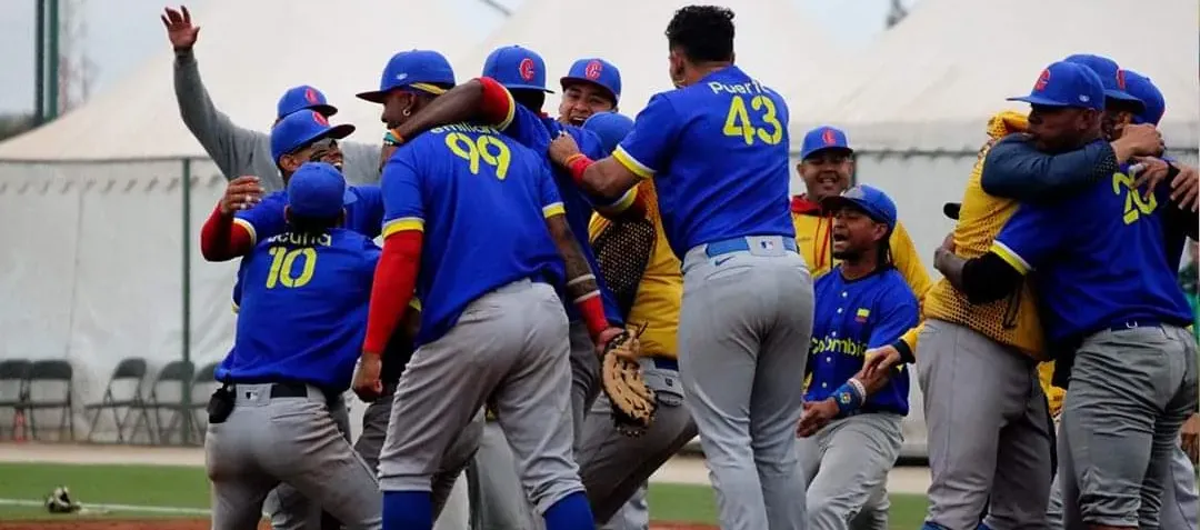 Celebración de los peloteros colombianos tras la victoria 3-1 sobre Venezuela. 