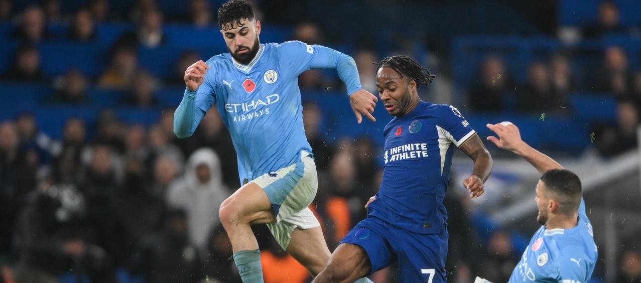 Mateo Kovacic, del Manchester City, se interpone en el avance de Raheem Sterling, del Chelsea.