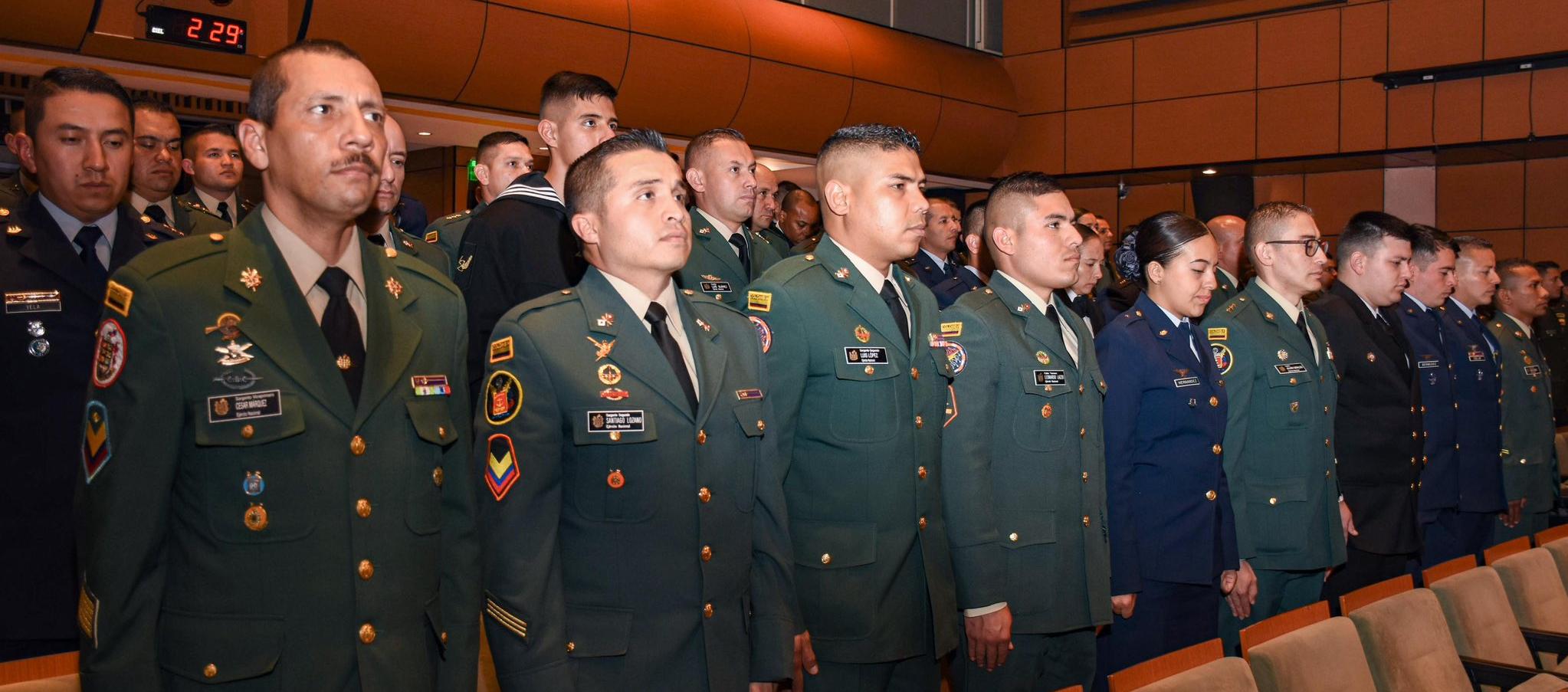 Uniformados que hicieron parte del diplomado en la Universidad de los Andes.