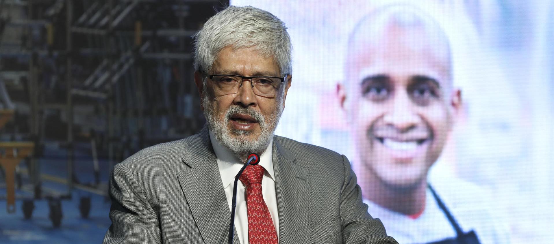 El Mincomercio Germán Umaña en la cumbre Colombia Investment Summit en Bogotá.