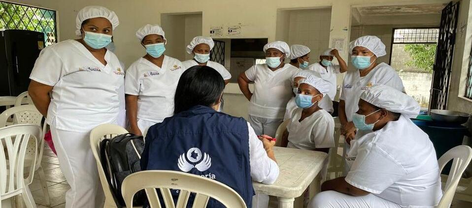 Funcionarios de la Defensoría del Pueblo realizando la investigación.