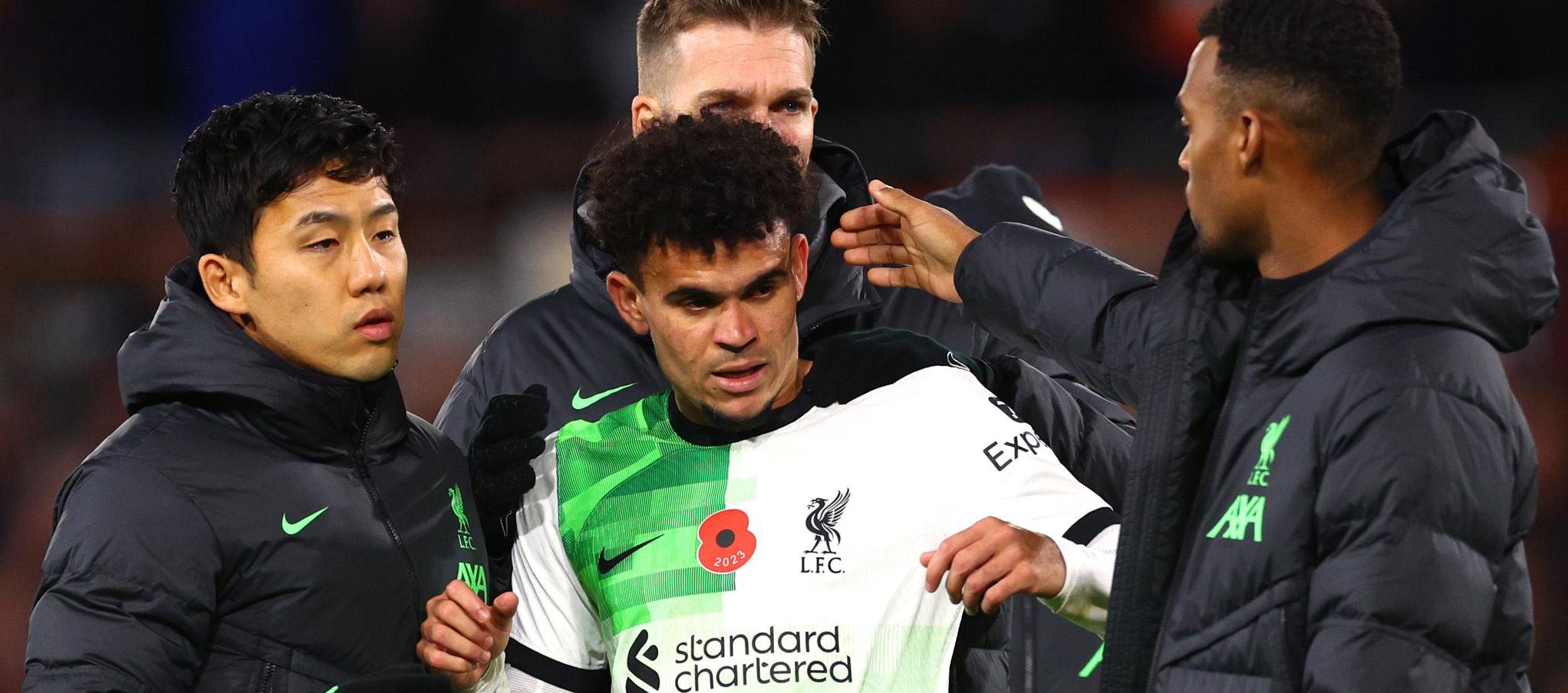 Luis Díaz siendo consolado por sus compañeros después del juego.