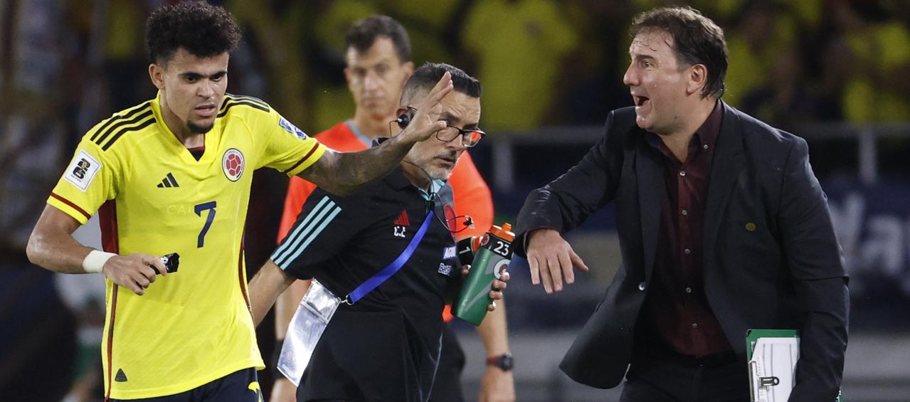 Luis Díaz con el técnico Néstor Lorenzo tras marcarle gol a Brasil. 