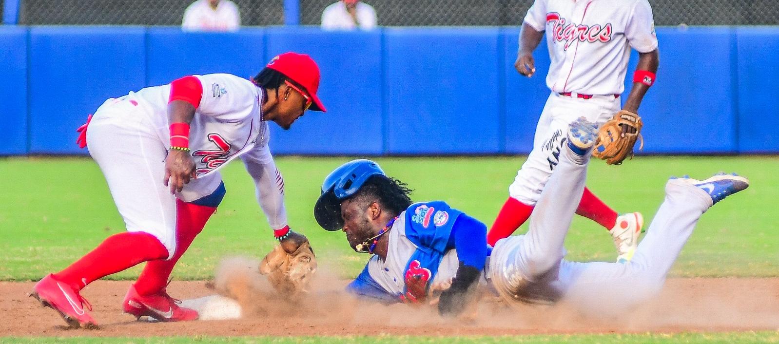 Dilson Herrera es puesto out en segunda base en un intento de robo. 