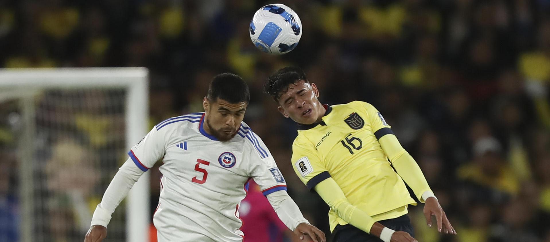 Kendry Páez (d), de Ecuador, disputa un balón con Paulo Díaz, de Chile.