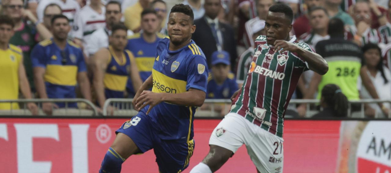 El colombiano Frank Fabra persigue a su compatriota John Arias durante el juego en el Maracaná.
