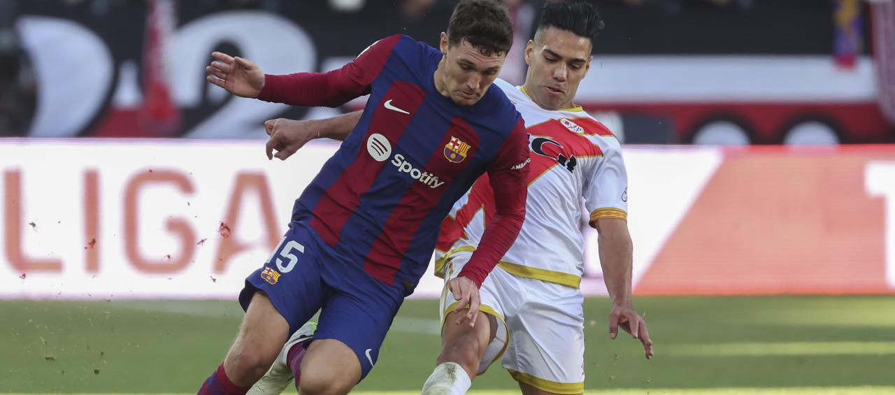 Falcao García intenta impedir el avance de Andreas Christensen, del Barcelona. 