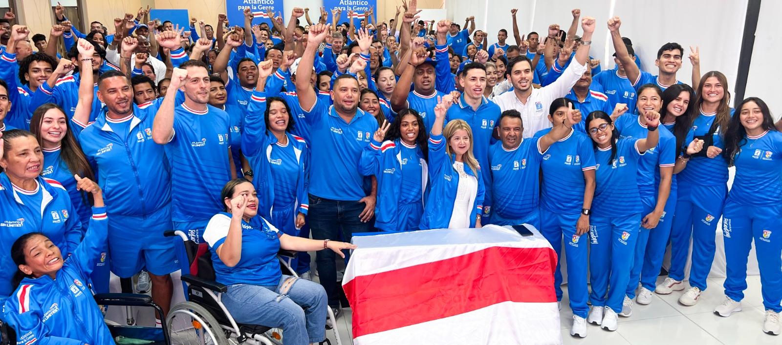 La gobernadora Elsa Noguera y el director de Indeportes, Luis Restrepo, con el grupo de deportistas.