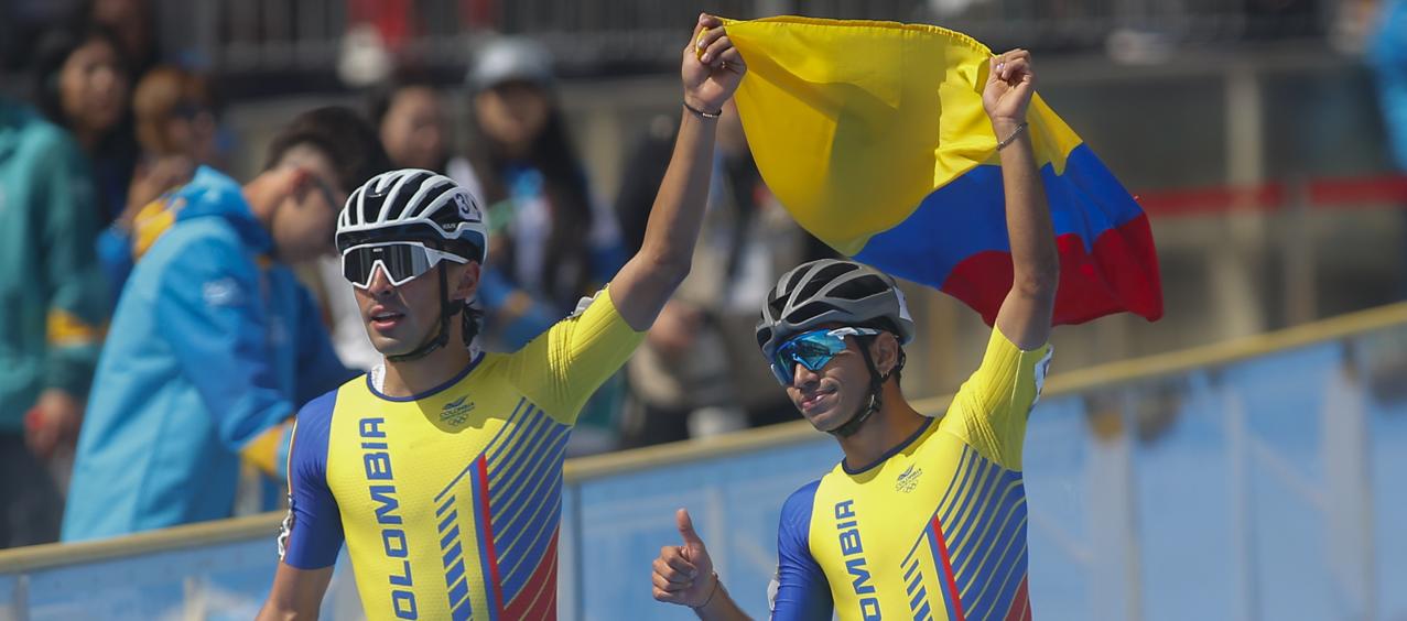 Los colombianos Andrés Gómez (izquierda) y Juan Mantilla tras ganar plata y oro, respectivamente, en 10.000 metros masculino.