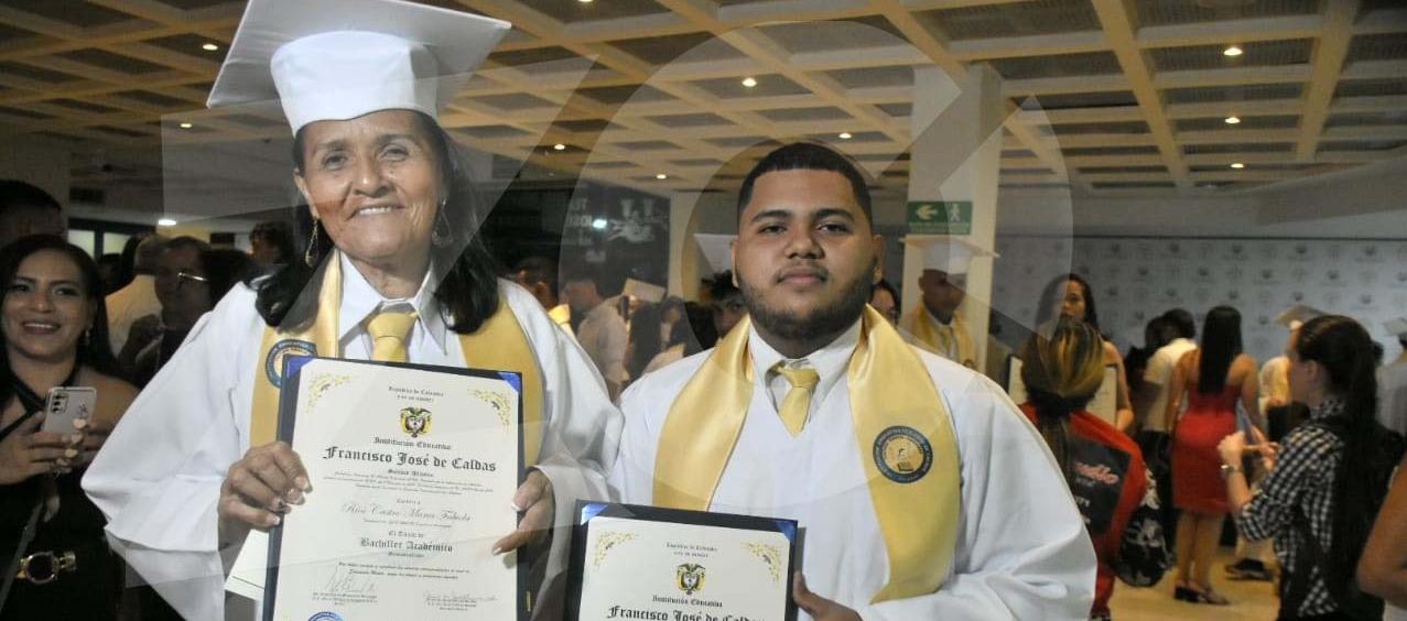 María Fabiola Ríos Castro, de 70 años, y su nieto Said Munir Herrera, de 18, con la toga, el birrete y el diploma de bachilleres en la ceremonia en el Teatro José Consuegra