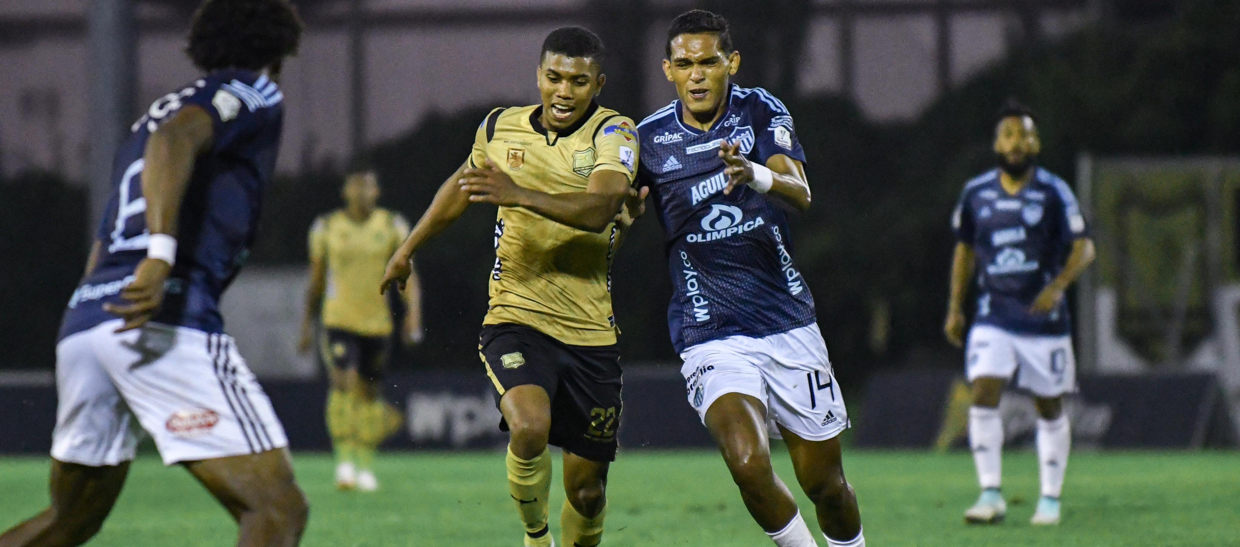 Hómer Martínez intenta despojar del balón a Jesús Rivas, de Águilas Doradas. 