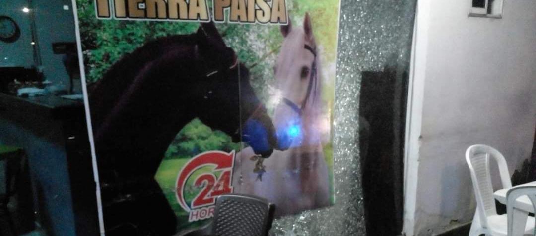 Fachada de hotel afectada por los disparos.